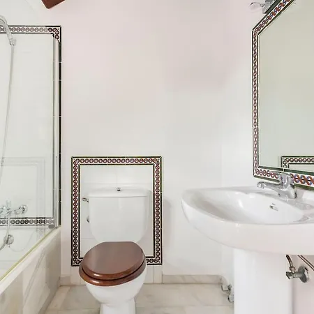 Stylish Spanish 3 Bd Townhouse On The Golden Mile *