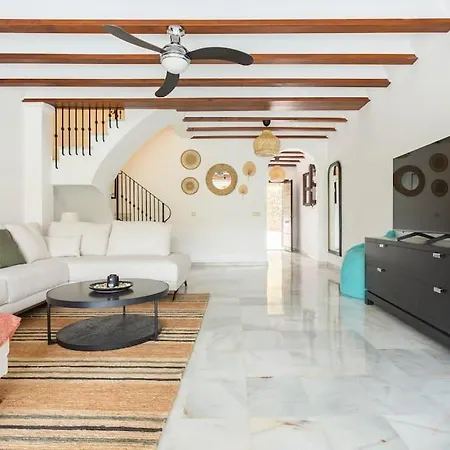 Stylish Spanish 3 Bd Townhouse On The Golden Mile *